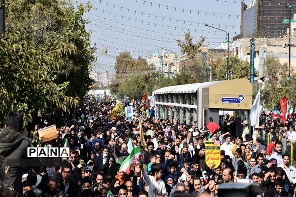 حضور دانش‌آموزان در یوم الله 13 ابان ناحیه یک مشهد