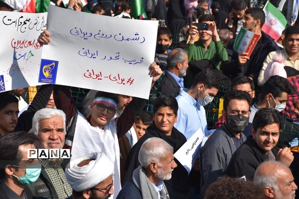 حضور دانش‌آموزان در یوم الله 13 ابان ناحیه یک مشهد