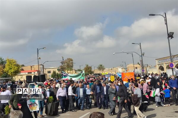 حضور پر شور دانش‌آموزان شیرازی در راهپیمایی ۱۳ آبان ماه در شیراز