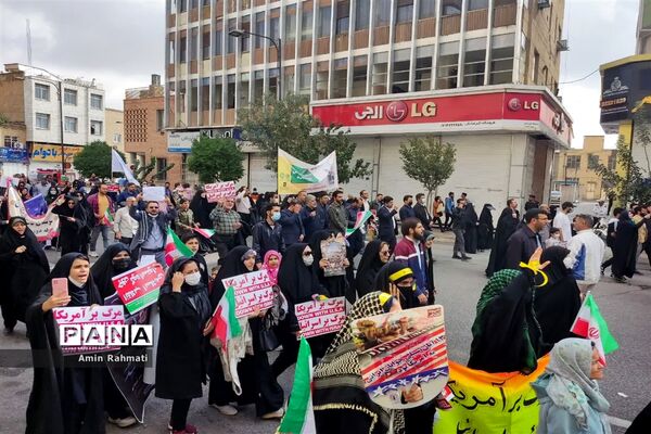 حضور پر شور دانش‌آموزان شیرازی در راهپیمایی ۱۳ آبان ماه در شیراز