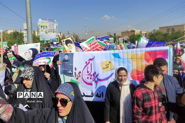 راهپیمایی مردم و دانش‌آموزان شهر اندیشه به مناسبت ۱۳ آبان