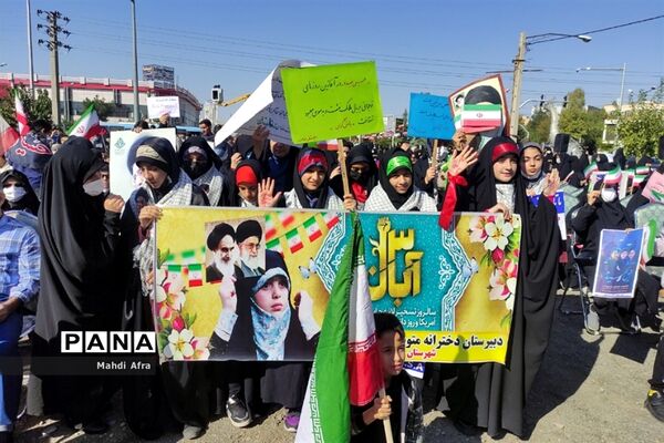 راهپیمایی مردم و دانش‌آموزان شهر اندیشه به مناسبت ۱۳ آبان