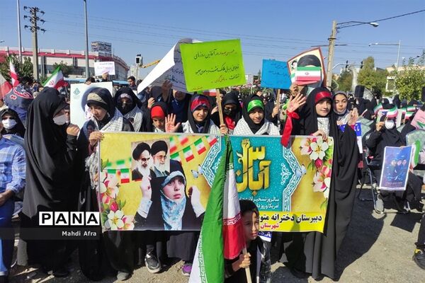 راهپیمایی مردم و دانش‌آموزان شهر اندیشه به مناسبت ۱۳ آبان
