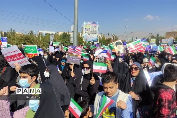 راهپیمایی مردم و دانش‌آموزان شهر اندیشه به مناسبت ۱۳ آبان