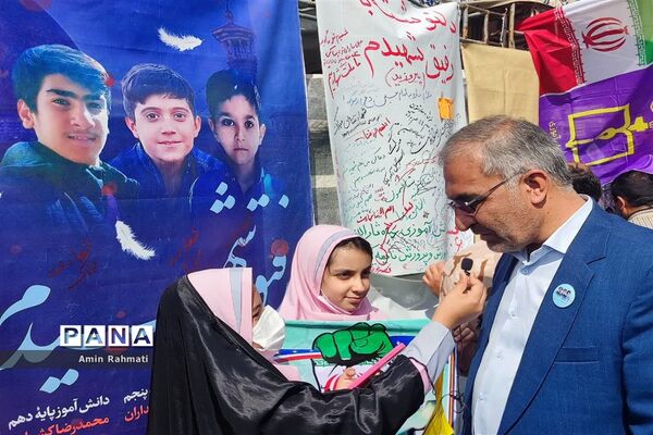 بازدید مدیرکل آموزش و پرورش استان فارس در غرفه‌های سازمان دانش‌آموزی در راهپیمایی ۱۳ آبان