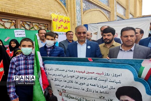بازدید مدیرکل آموزش و پرورش استان فارس در غرفه‌های سازمان دانش‌آموزی در راهپیمایی ۱۳ آبان