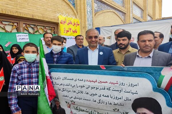 بازدید مدیرکل آموزش و پرورش استان فارس در غرفه‌های سازمان دانش‌آموزی در راهپیمایی ۱۳ آبان