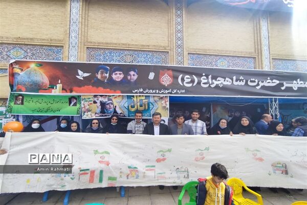 بازدید مدیرکل آموزش و پرورش استان فارس در غرفه‌های سازمان دانش‌آموزی در راهپیمایی ۱۳ آبان
