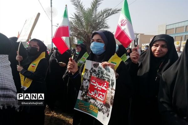 حضور دانش‌آموزان مدرسه تمام تشکیلاتی پاینده در راهپیمایی ۱۳ آبان در اهواز