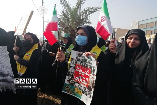 حضور دانش‌آموزان مدرسه تمام تشکیلاتی پاینده در راهپیمایی ۱۳ آبان در اهواز