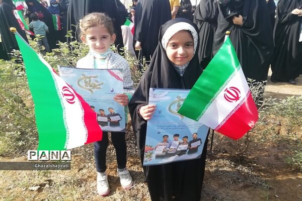 حضور دانش‌آموزان مدرسه تمام تشکیلاتی پاینده در راهپیمایی ۱۳ آبان در اهواز