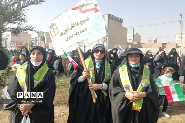 حضور دانش‌آموزان مدرسه تمام تشکیلاتی پاینده در راهپیمایی ۱۳ آبان در اهواز