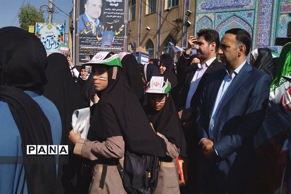 برگزاری راهپیمایی ۱۳ آبان در شهرستان قرچک
