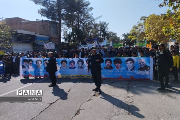 حضور پرشور دانش‌آموزان خلیل آباد در اجتماع سراسری ۱۳ آبان