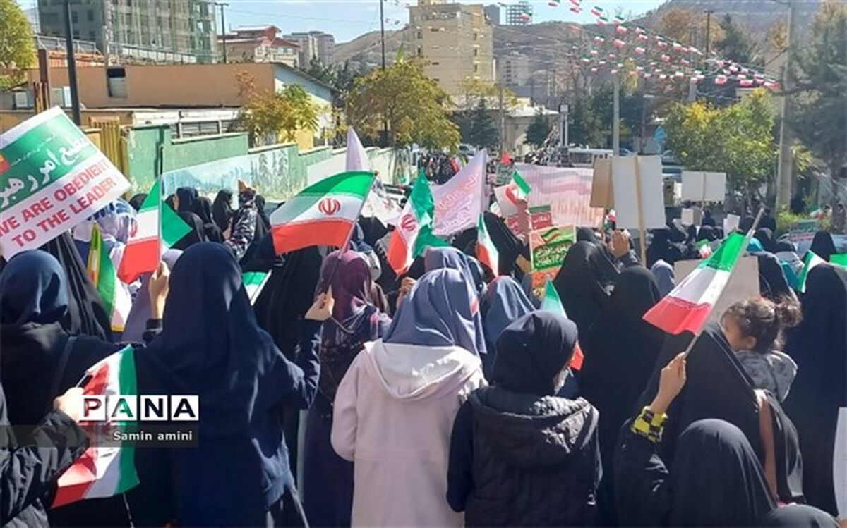 دانش‌آموزان رودهن، مشتاقانه در راهپیمایی ۱۳ آبان حاضر شدند/فیلم