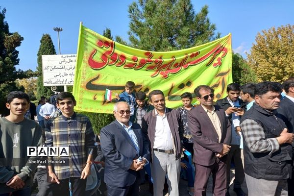 حماسه حضور پرشور مردم کاشمر در راهپیمایی یوم الله ۱۳ آبان