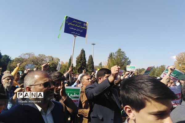 حماسه حضور پرشور مردم کاشمر در راهپیمایی یوم الله ۱۳ آبان