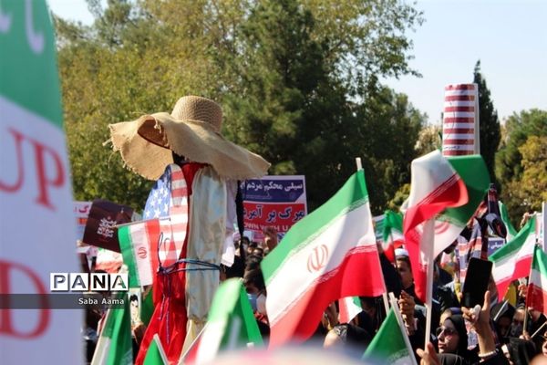 حماسه حضور پرشور مردم کاشمر در راهپیمایی یوم الله ۱۳ آبان