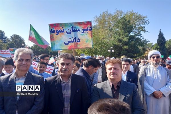 حماسه حضور پرشور مردم کاشمر در راهپیمایی یوم الله ۱۳ آبان