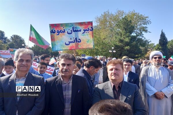 حماسه حضور پرشور مردم کاشمر در راهپیمایی یوم الله ۱۳ آبان