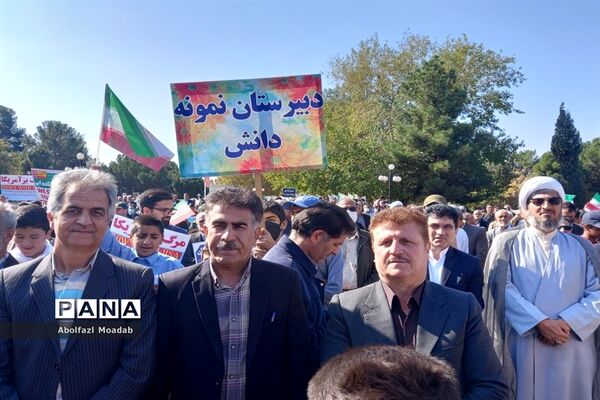 حماسه حضور پرشور مردم کاشمر در راهپیمایی یوم الله ۱۳ آبان