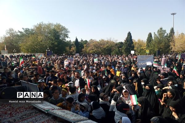 حماسه حضور پرشور مردم کاشمر در راهپیمایی یوم الله ۱۳ آبان