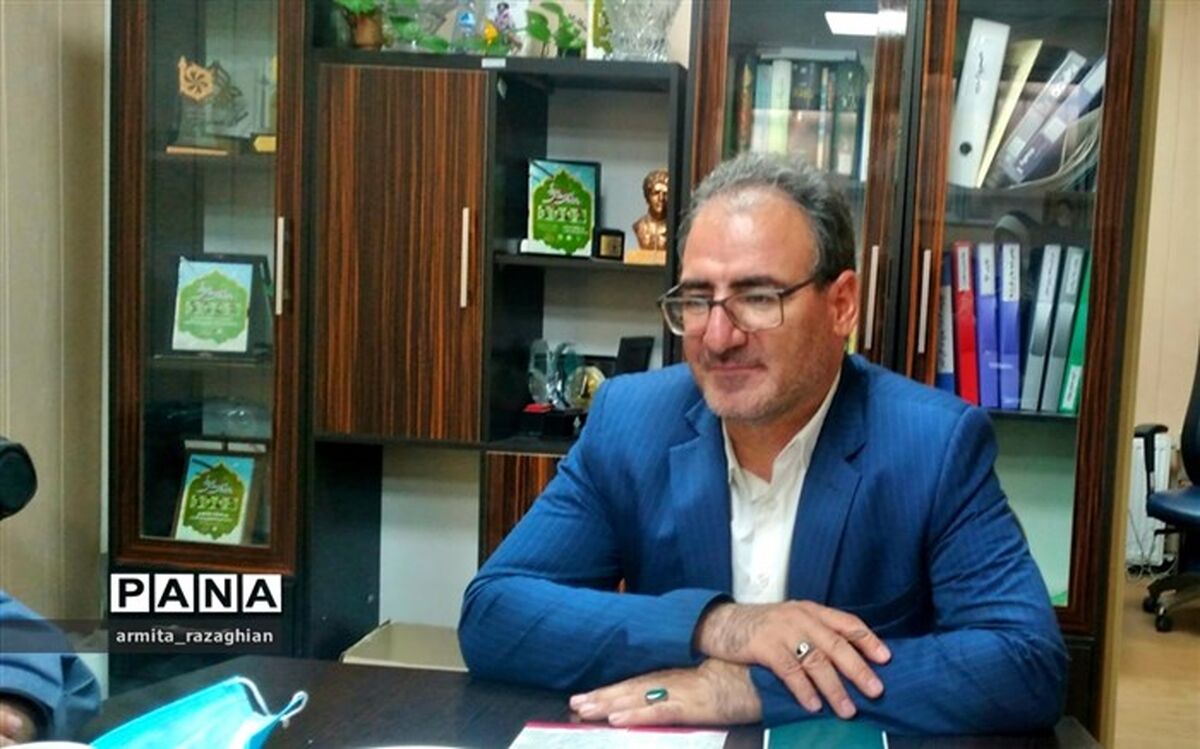 دانش‌آموزان با مطالعه تاریخ باید دستاوردهای نظام اسلامی را بشناسند تا از مسیر انقلاب دور نشوند