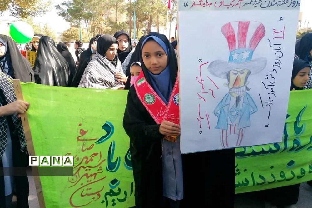 حضور پرشوردانش‌آموزان ابرکوهی در راهپیمایی ۱۳ آبان