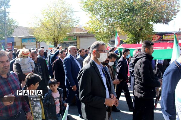 حضور پرشوردانش‌آموزان و مردم در راهپیمایی 13 آبان شهرکرد