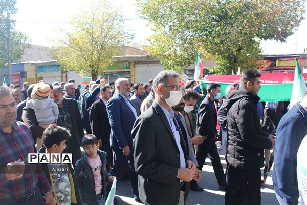 حضور پرشوردانش‌آموزان و مردم در راهپیمایی 13 آبان شهرکرد