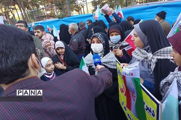 حضوردانش‌آموزان و فرهنگیان منطقه 19 شهر تهران در راهپیمایی یوم الله 13 آبان