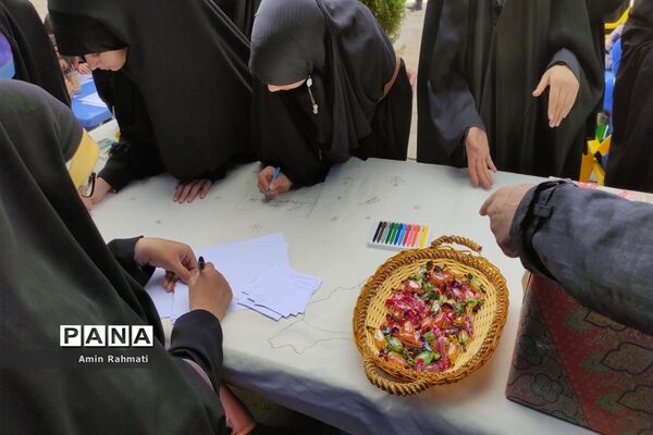 حضور دانش‌آموزان در غرفه‌های سازمان دانش‌آموزی فارس در حرم مطهر شاهچراغ (ع)