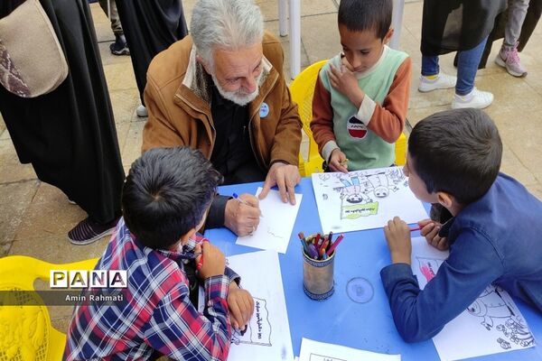 حضور دانش‌آموزان در غرفه‌های سازمان دانش‌آموزی فارس در حرم مطهر شاهچراغ (ع)