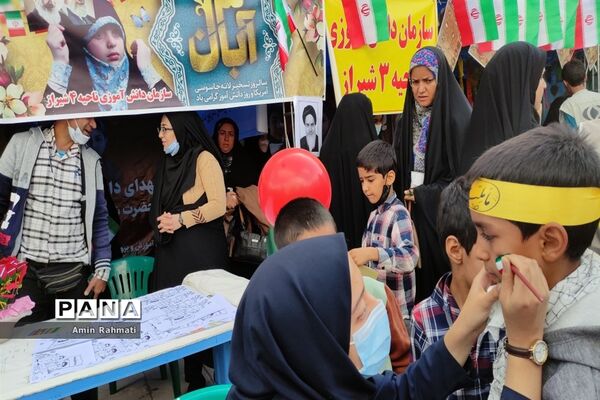 حضور دانش‌آموزان در غرفه‌های سازمان دانش‌آموزی فارس در حرم مطهر شاهچراغ (ع)