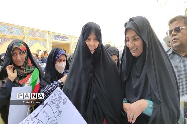 حضور دانش‌آموزان در غرفه‌های سازمان دانش‌آموزی فارس در حرم مطهر شاهچراغ (ع)