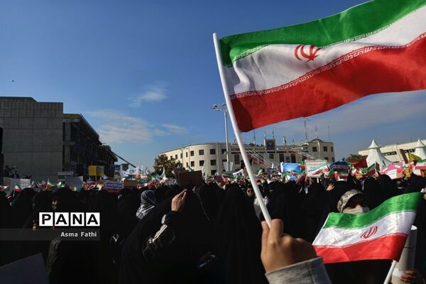 اجتماع مشهدی‌ها در راهپیمایی ۱۳ آبان