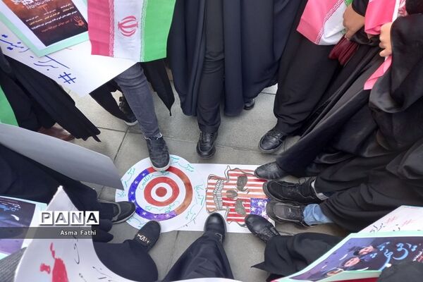 اجتماع مشهدی‌ها در راهپیمایی ۱۳ آبان