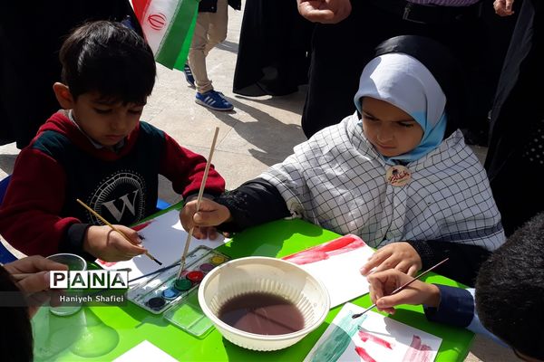 حضور کوکان و نوجوانان در غرفه بسیج دانش‌آموزی ناحیه یک شیراز