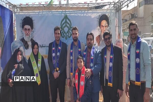 برپایی غرفه سازمان دانش‌آموزی استان یزد در راهپیمایی ۱۳ آبان