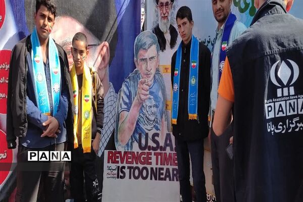 برپایی غرفه سازمان دانش‌آموزی استان یزد در راهپیمایی ۱۳ آبان