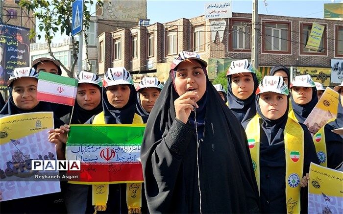 تجدید پیمان دانش‌آموزان شهرستان قرچک با آرمان‌های انقلاب اسلامی در راهپیمایی یوم‌الله سیزده آبان/ فیلم