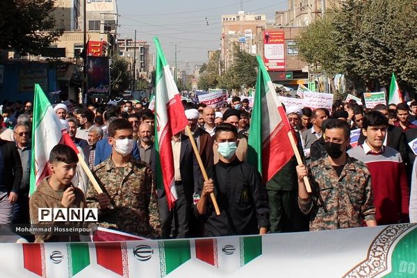 راهپیمایی پرشکوه یوم‌الله ۱۳ آبان در بهارستان‌دو