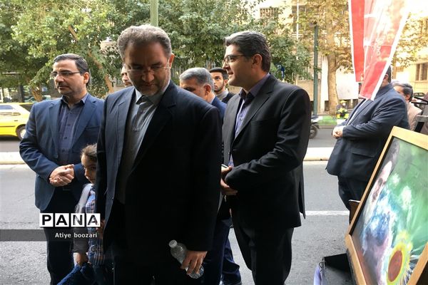 حضور مدیرکل و دانش‌آموزان ورزشکار شهر تهران در راهپیمایی ١٣ آبان