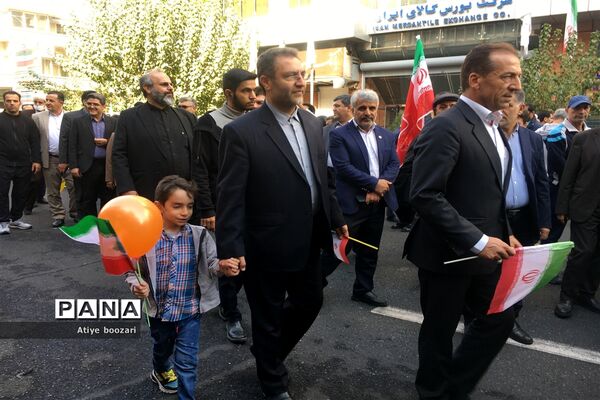 حضور مدیرکل و دانش‌آموزان ورزشکار شهر تهران در راهپیمایی ١٣ آبان