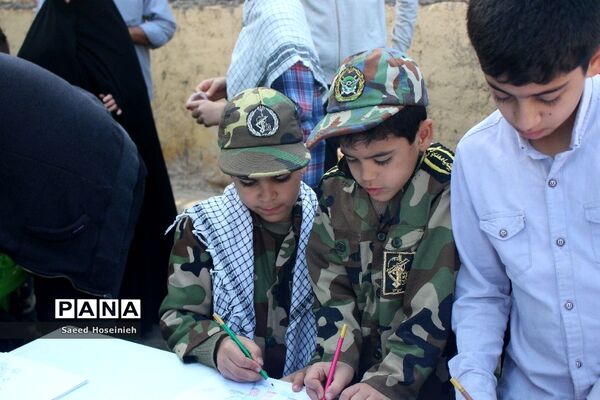 برپایی غرفه تشکل‌های دانش‌آموزی قم در راهپیمایی 13 آبان