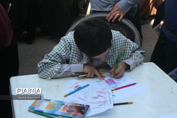 برپایی غرفه تشکل‌های دانش‌آموزی قم در راهپیمایی 13 آبان