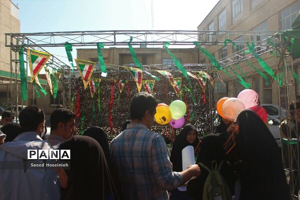 برپایی غرفه تشکل‌های دانش‌آموزی قم در راهپیمایی 13 آبان