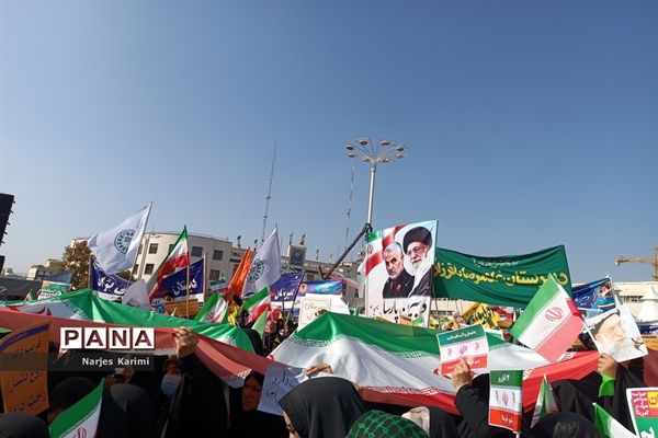 حضور پرشور دانش‌آموزان در راهپیمایی ۱۳ آبان در مشهد