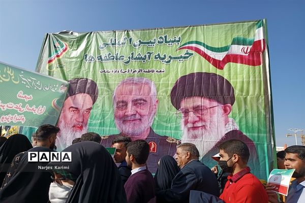 حضور پرشور دانش‌آموزان در راهپیمایی ۱۳ آبان در مشهد