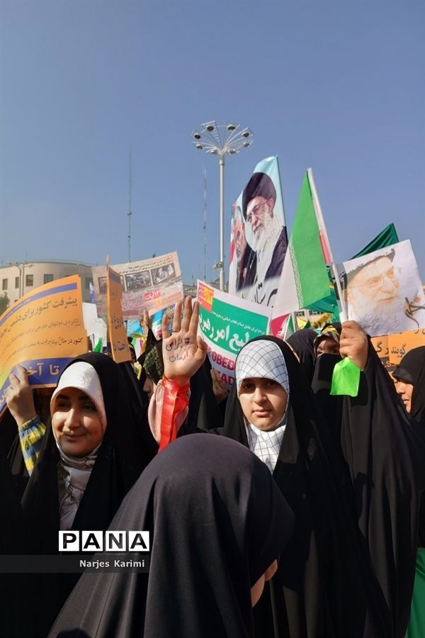 حضور پرشور دانش‌آموزان در راهپیمایی ۱۳ آبان در مشهد